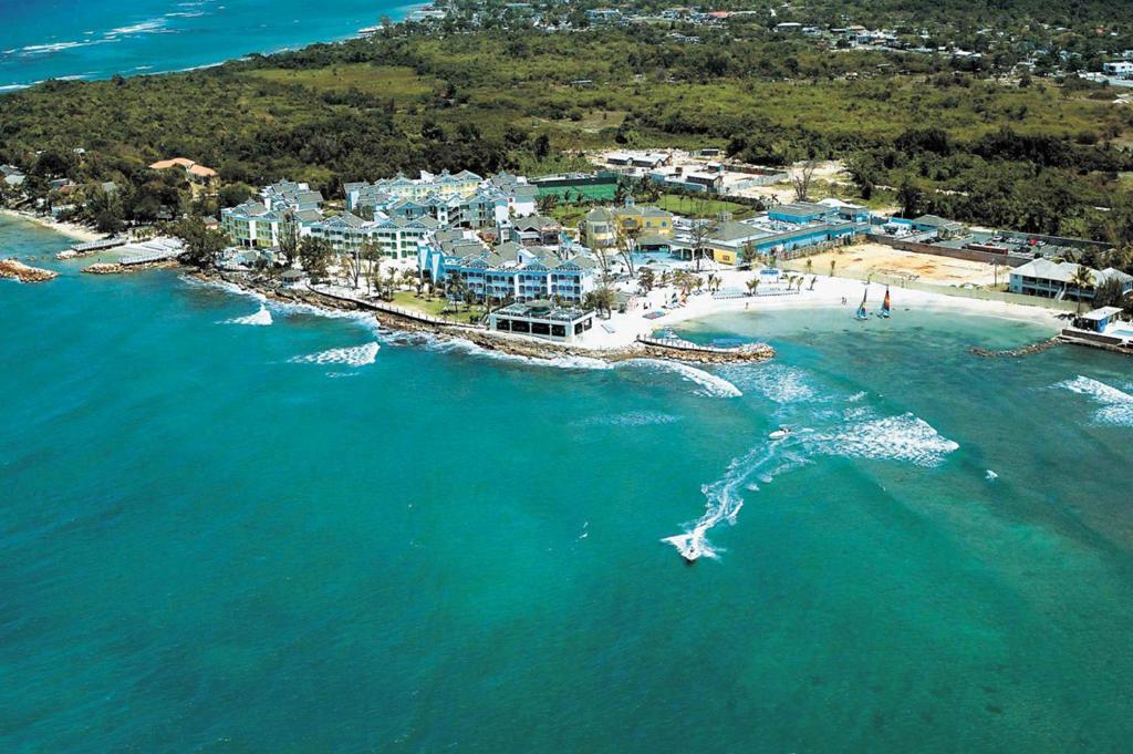 Decameron Club Caribbean Runaway Bay, Ramada All-Inclusive Resort Exterior foto